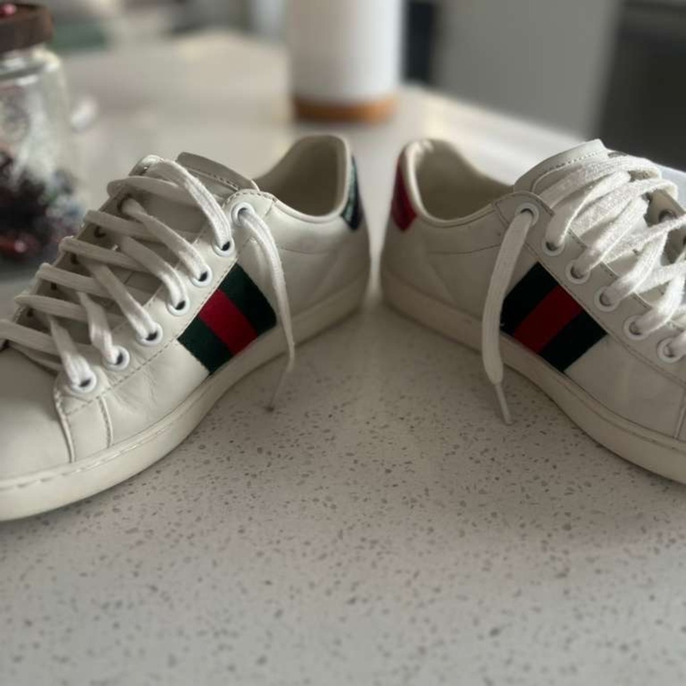 Gucci Classic White Sneakers with Red and Green Accents - Picture 9 of 11